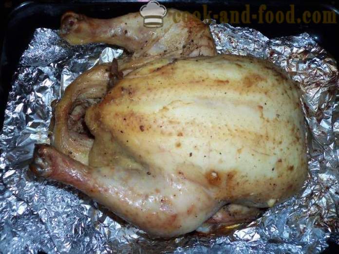 Un poulet entier au four dans une feuille - comme un délicieux poulet cuit au four tout, une étape par étape des photos de recettes