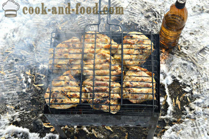 Délicieux poulet barbecue cuisses sur le gril au charbon de bois - comment faire cuire le poulet barbecue sur le gril sur le gril, une étape par étape des photos de recettes