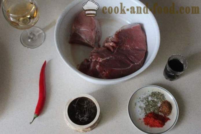 Steak de boeuf dans une poêle à frire - torréfier steak de boeuf, étape par étape des photos de recettes