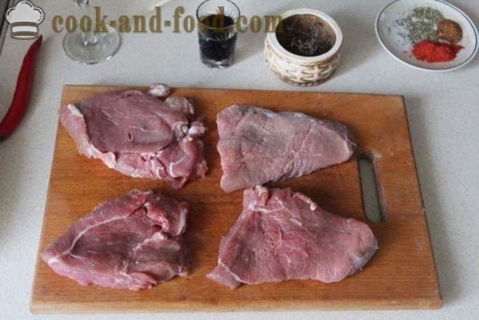 Steak de boeuf dans une poêle à frire - torréfier steak de boeuf, étape par étape des photos de recettes