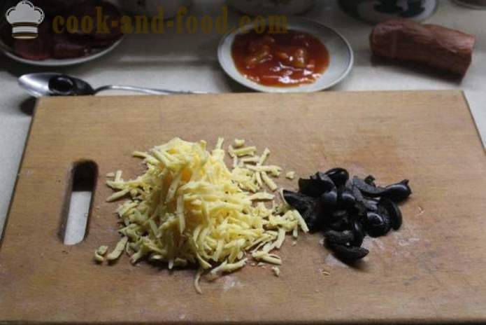 Stromboli - rouleau à pizza de pâte levée, comment faire une pizza dans un rouleau, une étape par étape des photos de recettes