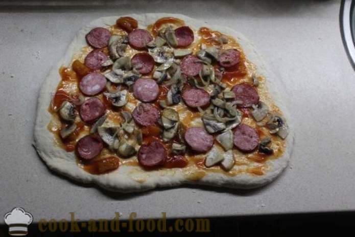 Stromboli - rouleau à pizza de pâte levée, comment faire une pizza dans un rouleau, une étape par étape des photos de recettes