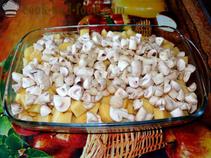 Les pommes de terre aux champignons cuits au four dans le four - comme les pommes de terre cuites au four avec des champignons, étape par étape des photos de recettes