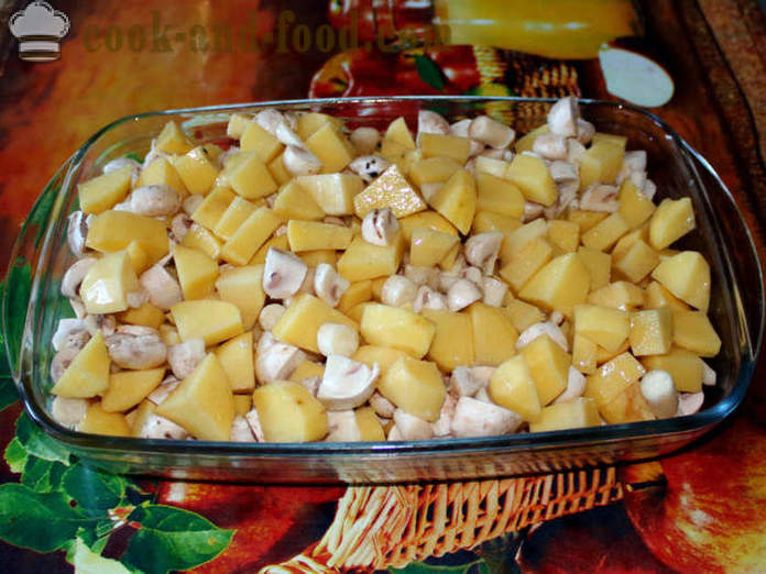 Les pommes de terre aux champignons cuits au four dans le four - comme les pommes de terre cuites au four avec des champignons, étape par étape des photos de recettes