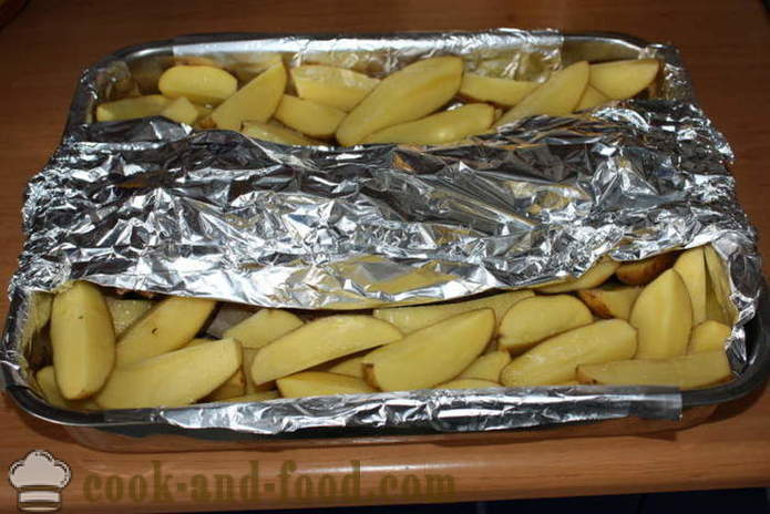 Côtes de porc cuites au four avec des pommes de terre au four - pommes de terre cuites au four comme au lard, étape par étape des photos de recettes