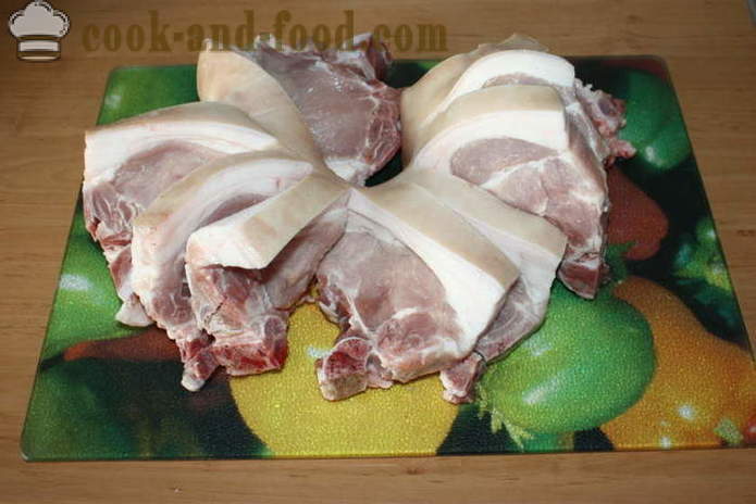 Côtes de porc cuites au four avec des pommes de terre au four - pommes de terre cuites au four comme au lard, étape par étape des photos de recettes