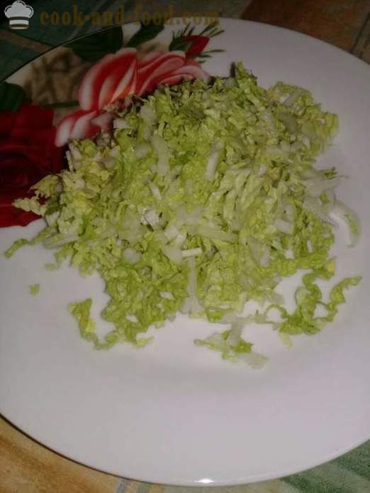 Salade fraîche avec du poulet - comment préparer une salade au poulet fumé, chou chinois et le concombre, avec une étape par étape des photos de recettes