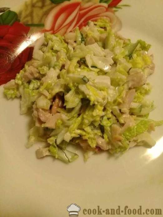 Salade fraîche avec du poulet - comment préparer une salade au poulet fumé, chou chinois et le concombre, avec une étape par étape des photos de recettes