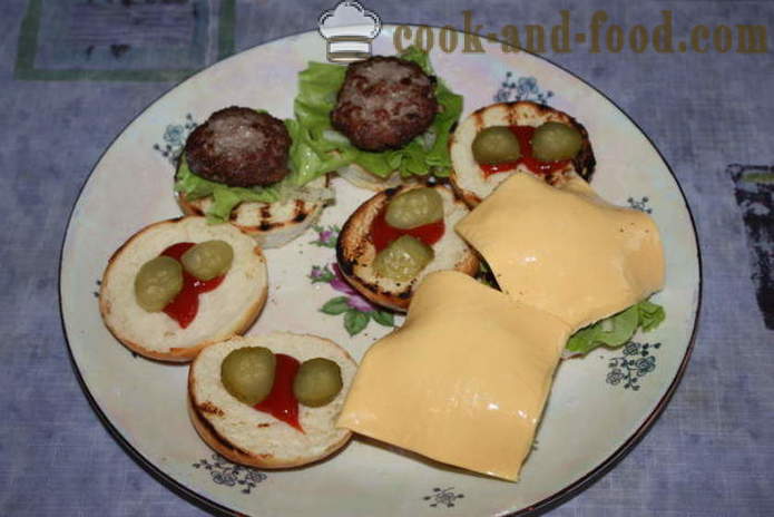 Boulettes de hamburgers savoureux dans de McDonald - comment faire un hamburger à la maison, étape par étape les photos de recettes