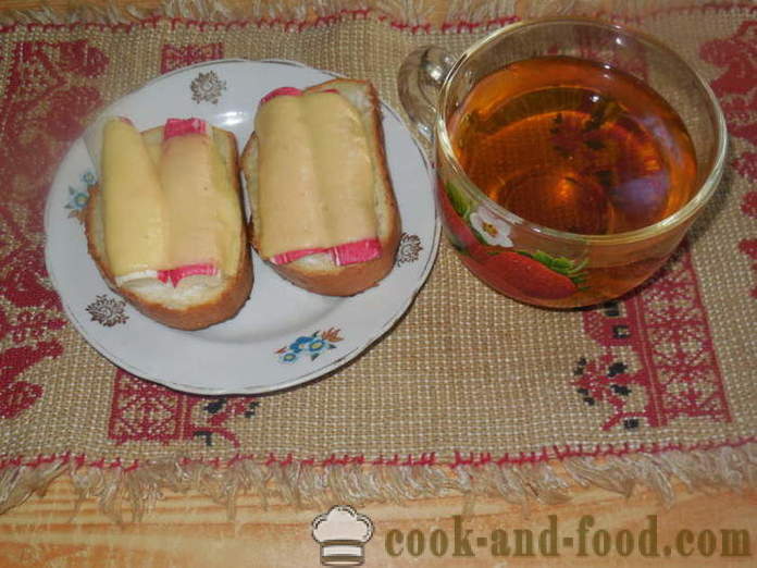 Sandwichs chauds avec des bâtons de fromage et de crabe - comment faire des sandwichs chauds dans le four, avec une étape par étape des photos de recettes