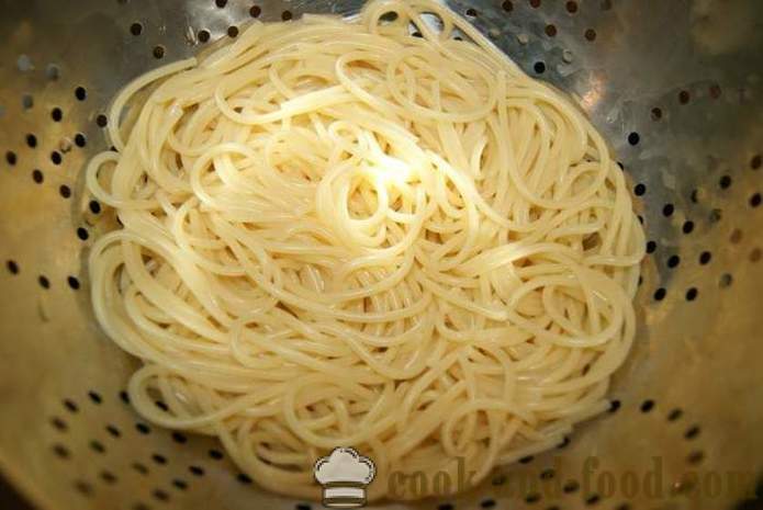 Spaghetti Monster - léger et savoureux plats chauds pour Halloween avec ses mains, étape par étape les photos de recettes