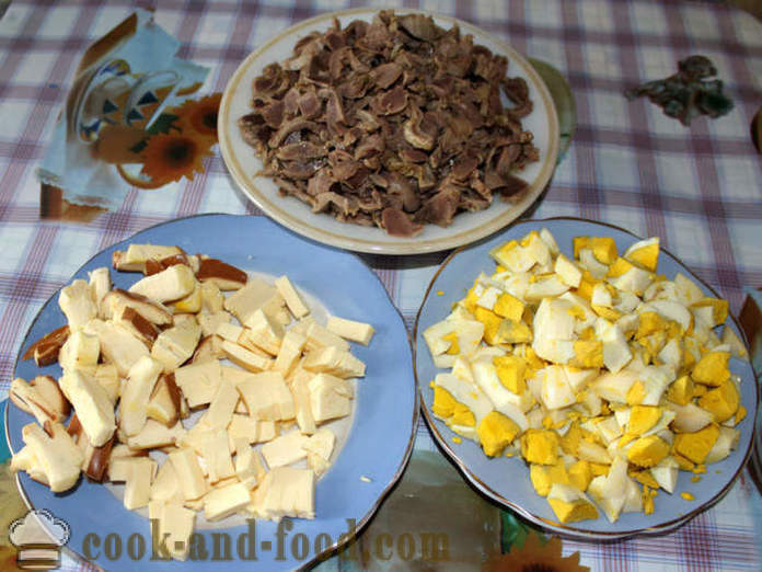 Salade de nombrils de fromage et de saucisses de poulet - comment faire une salade de gésiers et de fromage, avec une étape par étape des photos de recettes
