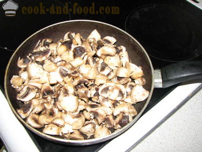 Champignons frits à la crème sure et d'oignons - comment faire cuire les champignons frits dans une poêle à frire, une étape par étape des photos de recettes