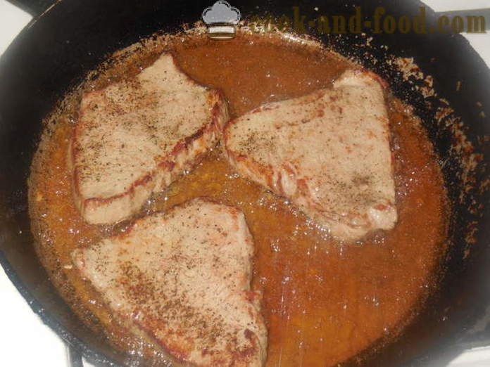 La viande avec des tomates et du fromage dans le four - comment faire cuire la viande juteuse dans le four, avec une étape par étape des photos de recettes