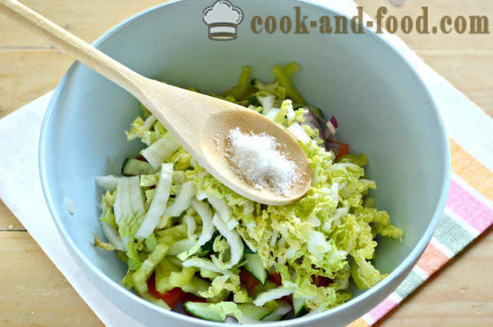 Délicieuse salade avec du chou chinois et des légumes - comment faire une salade de chou chinois, les tomates et les concombres, avec une étape par étape des photos de recettes