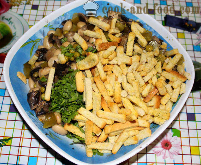 Délicieuse salade de haricots aux champignons et croûtons - comment faire cuire la salade de haricots, une étape par étape des photos de recettes