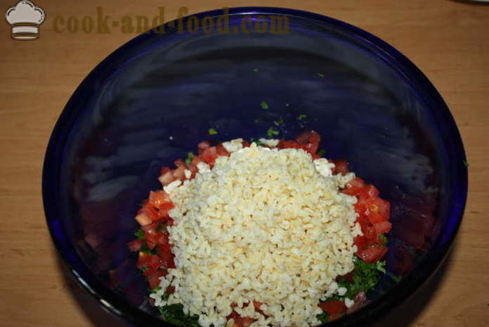 Table de salade avec couscous - la préparation d'un tabbouleh à salade, une étape par étape des photos de recette