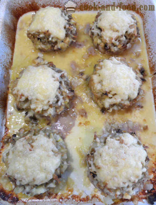 Galettes Feuilletés au four cuites au four avec des champignons et la sauce - comment faire cuire les boulettes de viande juteuses dans le four, avec une étape par étape des photos de recettes
