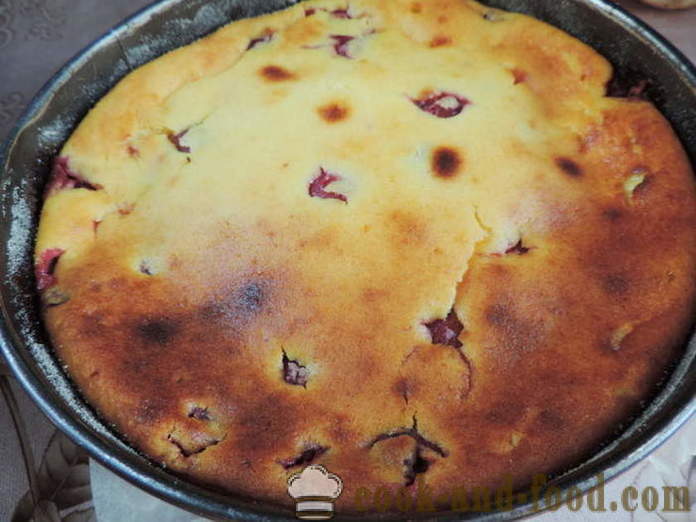 Délicieux et le pudding simple caillé avec des cerises - comment faire la casserole du fromage cottage au four, avec une étape par étape des photos de recettes