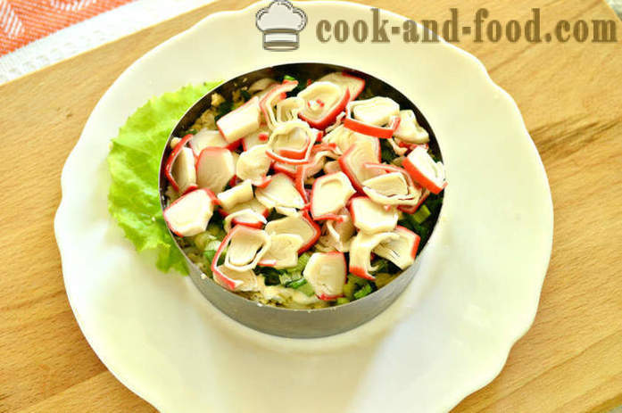 Salade en couches avec des bâtonnets de maïs et de crabe dans des lots - comment préparer la salade en couches dans le noyau, avec une étape par étape des photos de recette