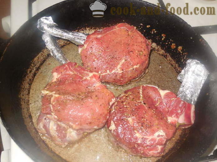 Longe de veau cuit au four sur l'os - comment faire cuire loin juteux sur l'os au four, avec une étape par étape des photos de recettes
