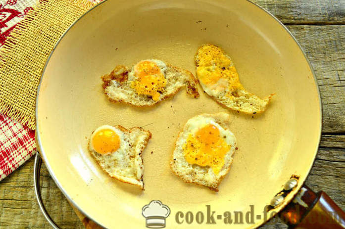 Pain grillé français avec des œufs et légumes sur une poêle à frire - comment faire un toast avec un oeuf pour le petit déjeuner, étape par étape des photos de recettes