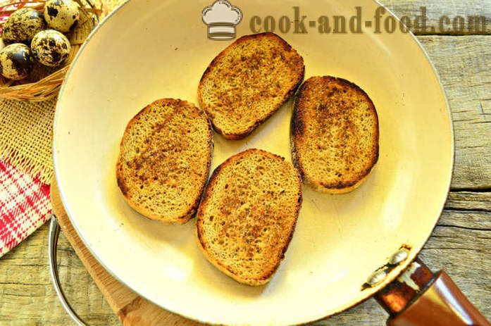 Pain grillé français avec des œufs et légumes sur une poêle à frire - comment faire un toast avec un oeuf pour le petit déjeuner, étape par étape des photos de recettes