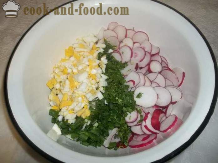 Délicieuse salade de radis avec de l'oignon vert oeuf et - comment préparer une salade de radis, une étape par étape des photos de recette