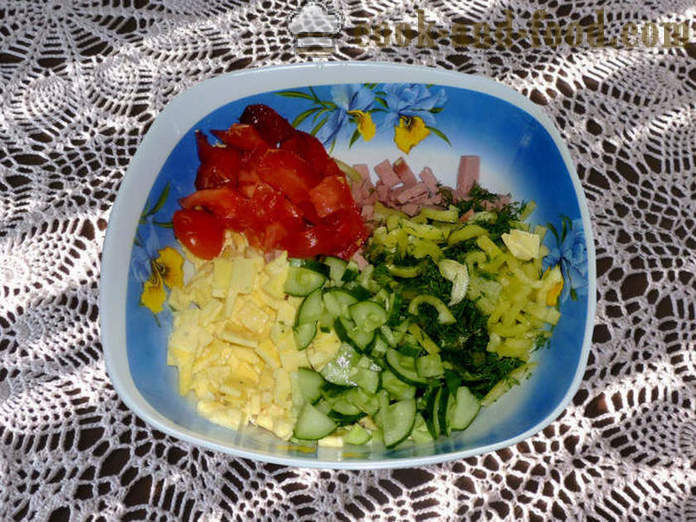 Salade avec des œufs brouillés et des saucisses et crème sure - comment préparer une salade avec une omelette, une étape par étape des photos de recettes