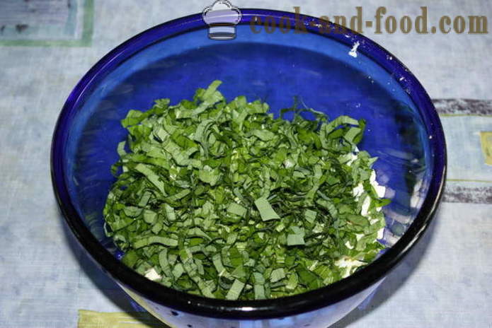Une délicieuse salade à l'ail sauvage - comment préparer une salade d'ail et les œufs avec la crème sure, une étape par étape des photos de recettes