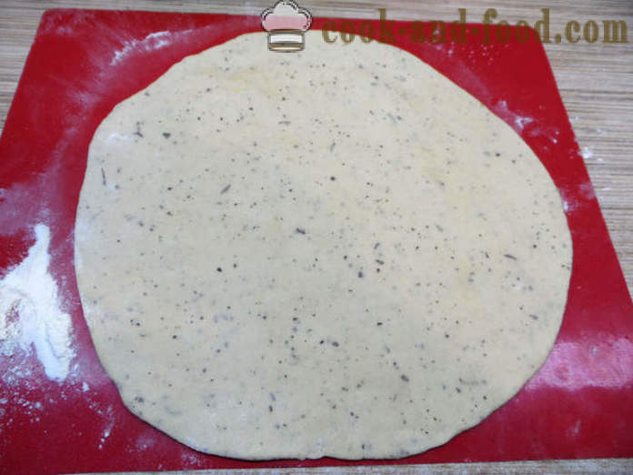 La pizza maison simple à pas de géant et les meilleures garnitures pour la pizza - comment faire cuire la levure à pizza, étape par étape des photos de recettes