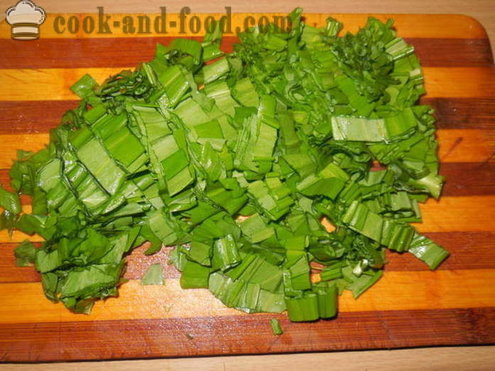 Salade de printemps avec de l'ail sauvage avec oeuf, concombre et poivre - comment faire cuire correctement salade d'ail frais, une étape par étape des photos de recettes
