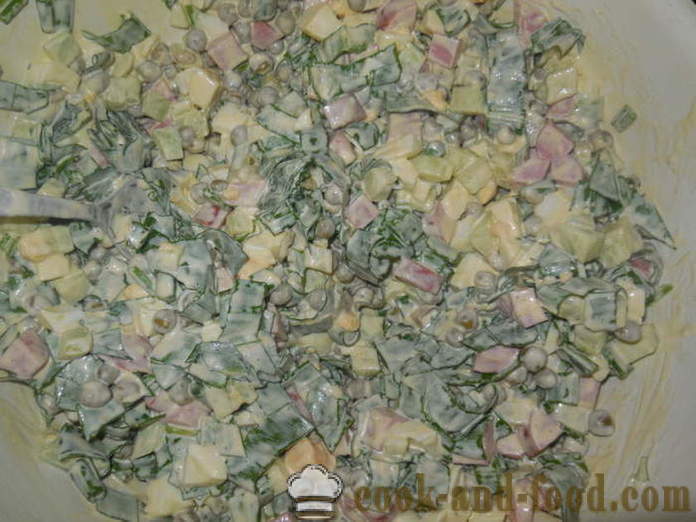 Salade de printemps avec de l'ail sauvage avec oeuf, concombre et poivre - comment faire cuire correctement salade d'ail frais, une étape par étape des photos de recettes