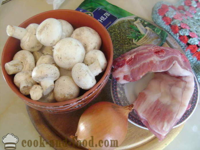Côtes Cvinye aux champignons et mijotés sauce - comme le ragoût de côtes de porc dans une casserole, avec une étape par étape des photos de recettes