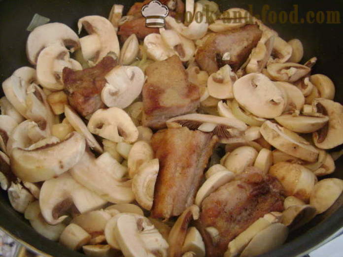 Côtes Cvinye aux champignons et mijotés sauce - comme le ragoût de côtes de porc dans une casserole, avec une étape par étape des photos de recettes