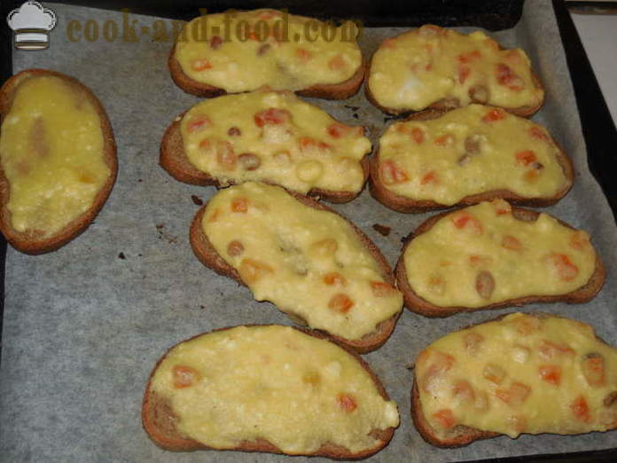 Gâteau au fromage Lazy du pain avec du fromage, abricots secs et de fruits kiwi - comme un gâteau au fromage de cuisson paresseux avec du fromage cottage, étape par étape des photos de recettes