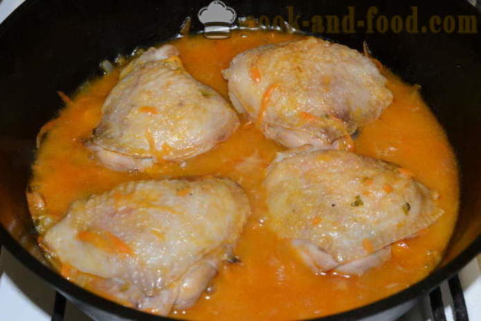 Cuisses de poulet braisé aux oignons, les carottes et les concombres au vinaigre - comment cuire un délicieux cuisses de poulet dans une casserole, avec une étape par étape des photos de recettes