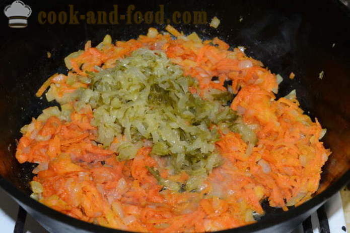 Cuisses de poulet braisé aux oignons, les carottes et les concombres au vinaigre - comment cuire un délicieux cuisses de poulet dans une casserole, avec une étape par étape des photos de recettes