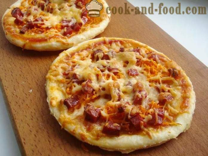 Mini pâte feuilletée pizza à la saucisse et du fromage - comment faire une pâte feuilletée mini-pizza, avec une étape par étape des photos de recettes