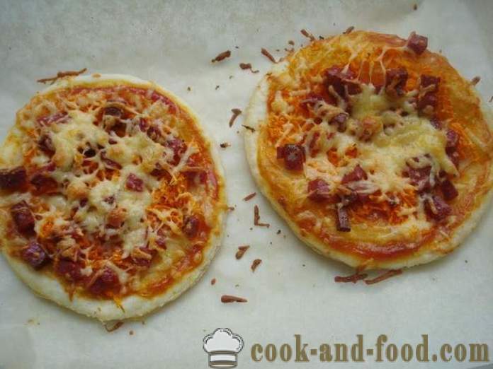 Mini pâte feuilletée pizza à la saucisse et du fromage - comment faire une pâte feuilletée mini-pizza, avec une étape par étape des photos de recettes