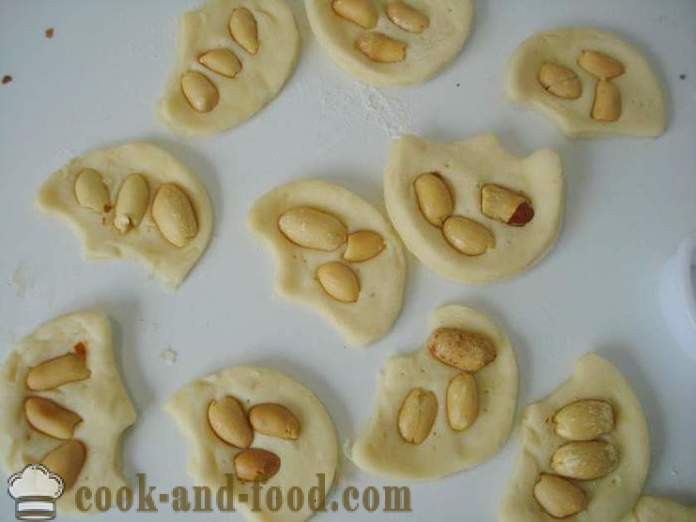 Biscuits rapides et savoureux de la pâte feuilletée azyme avec le sucre et les arachides - comment faire des biscuits de pâte feuilletée au four, avec une étape par étape des photos de recettes