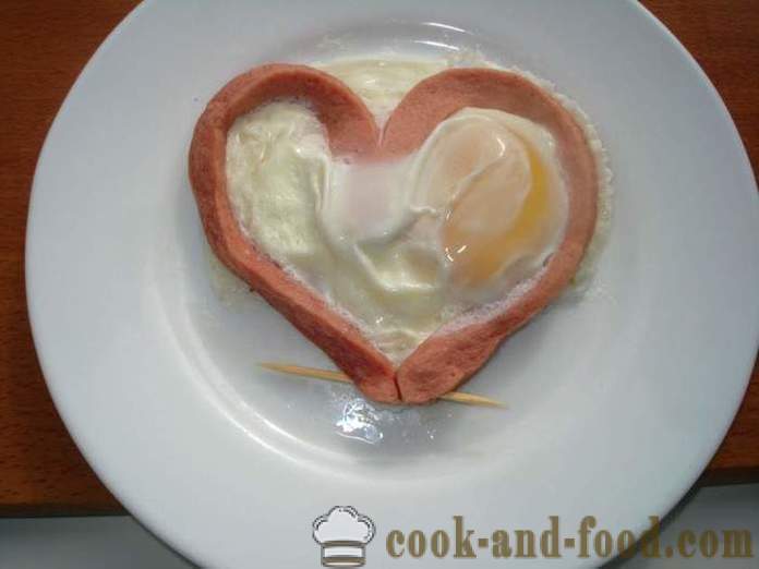 Œufs brouillés dans un cœur avec des saucisses - comment faire des œufs brouillés sous la forme de coeur dans un four à micro-ondes, une étape par étape des photos de recettes