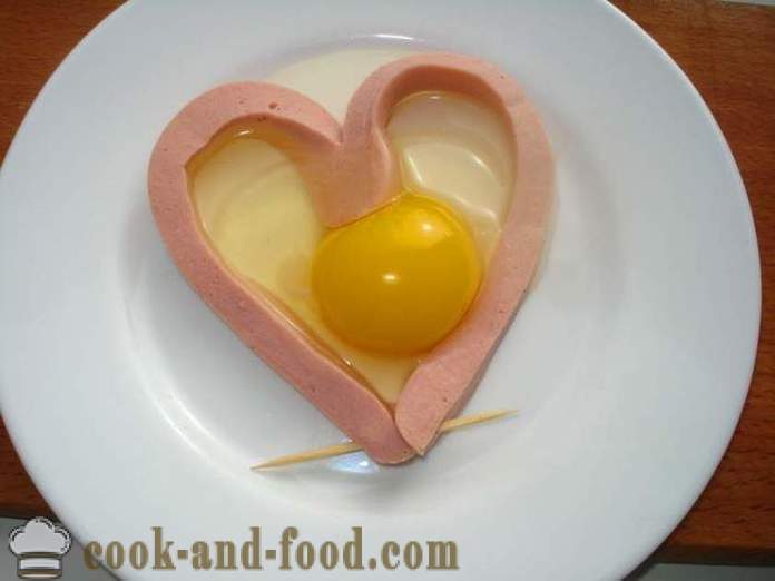 Œufs brouillés dans un cœur avec des saucisses - comment faire des œufs brouillés sous la forme de coeur dans un four à micro-ondes, une étape par étape des photos de recettes