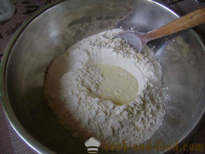 La pâte pour les boulettes de crème sure et de l'eau - comment pétrir la pâte en boulettes, une étape par étape des photos de recettes