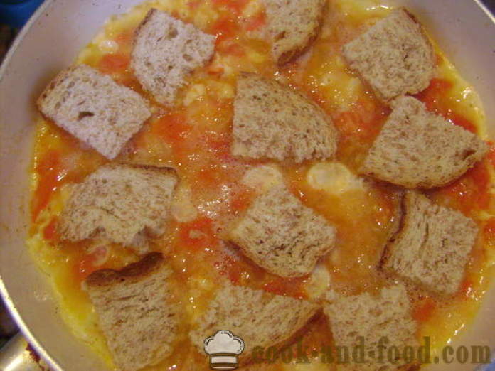 Scrambled en italien - comment faire cuire des œufs brouillés avec des tomates, du fromage et du pain, avec une étape par étape des photos de recettes