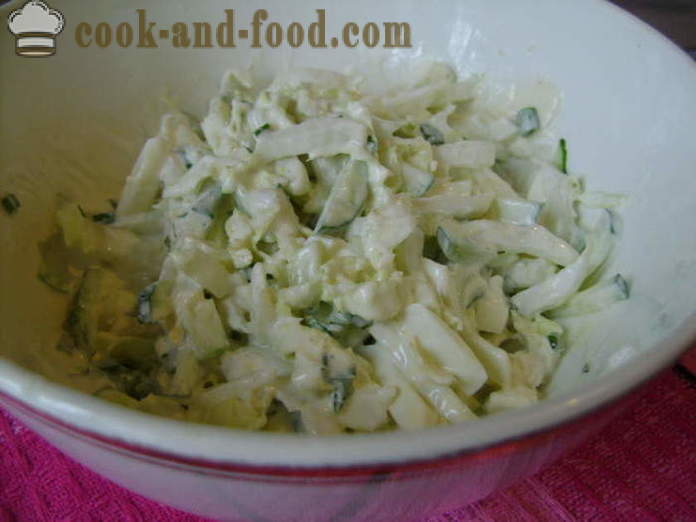 Salade de chou chinois, concombre, oeuf et oignons verts - comment faire cuire une délicieuse salade de chou chinois, une étape par étape des photos de recettes