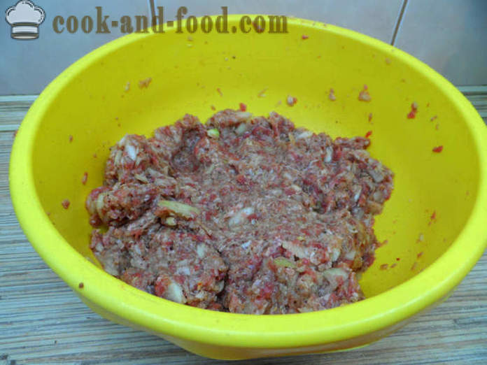 Une Samsa en couches avec de la viande dans le four - Samsa comment cuisiner à la maison, étape par étape les photos de recettes