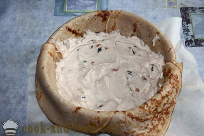 Maison gâteau de crêpes au fromage ricotta et garni de crème fouettée