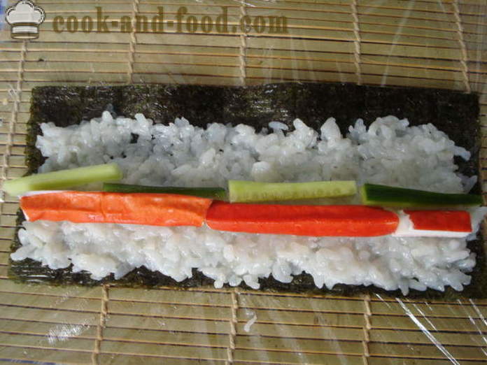 Sushi avec des bâtons de crabe et concombre - comment faire des sushis avec des bâtons de crabe à la maison, photos étape par étape recette
