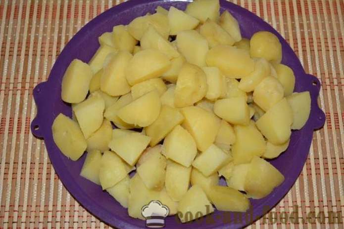 Pommes de terre bouillies dans leur peau dans une poêle frit - délicieux plat de pommes de terre cuites dans leur peau pour la garniture